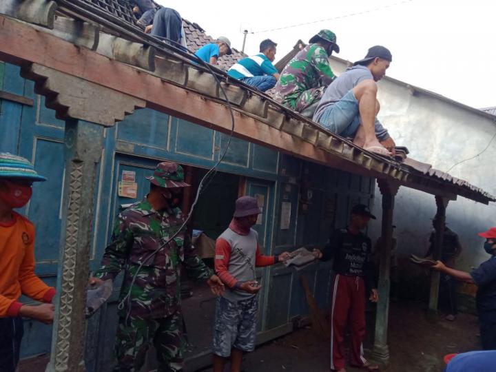 Rehap Rumah Tak Layak, Rumah Siswanto Dirobohkan Prajurit 